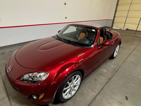 Used 2011 MAZDA MX-5 Miata Touring w/ Suspension Pkg RWD image 25