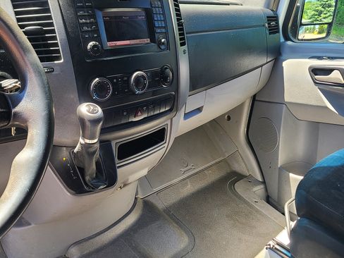 Used 2015 Mercedes-Benz Sprinter 2500 image 2