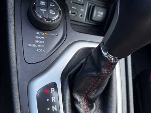 Used 2015 Jeep Cherokee Trailhawk w/ Comfort/Convenience Group AWD/4WD image 23