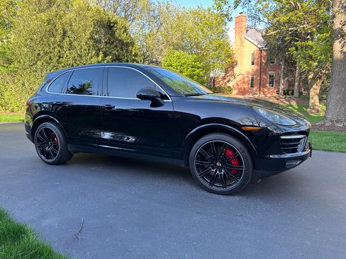 Used 2014 Porsche Cayenne Turbo AWD/4WD image 2