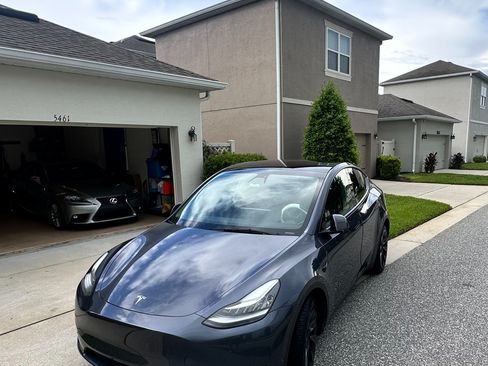 Used 2022 Tesla Model Y Long Range AWD/4WD image 2