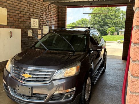 Used 2015 Chevrolet Traverse LT w/ Style and Technology Package FWD image 4