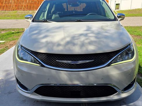 Used 2019 Chrysler Pacifica Limited w/ Tire & Wheel Group FWD image 2