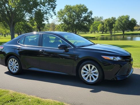 Used 2018 Toyota Camry LE image 4