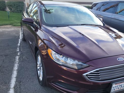 Used 2017 Ford Fusion SE w/ Fusion SE Technology Package image 4