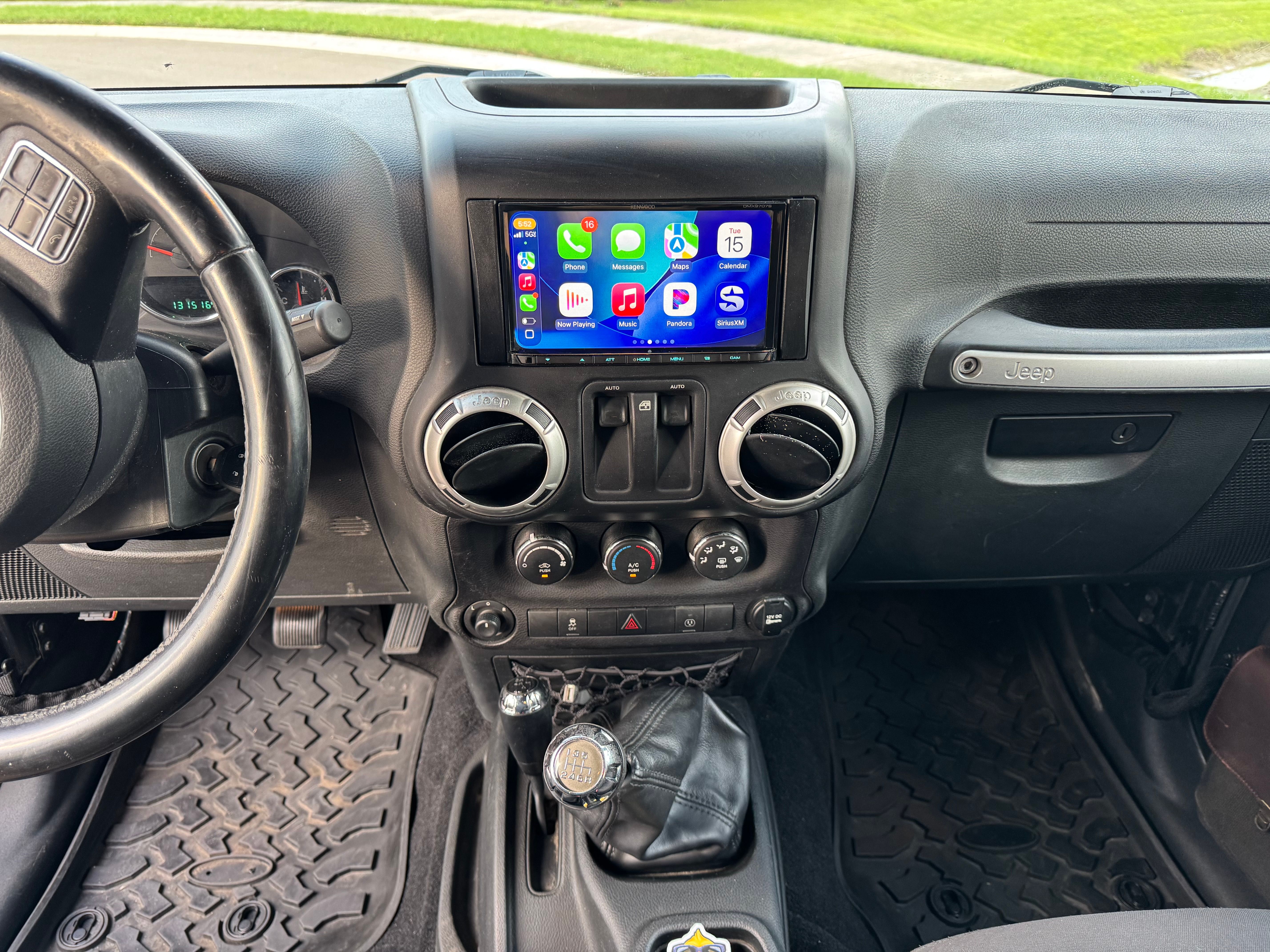Used 2017 Jeep Wrangler Sahara w/ Connectivity Group AWD/4WD image 17