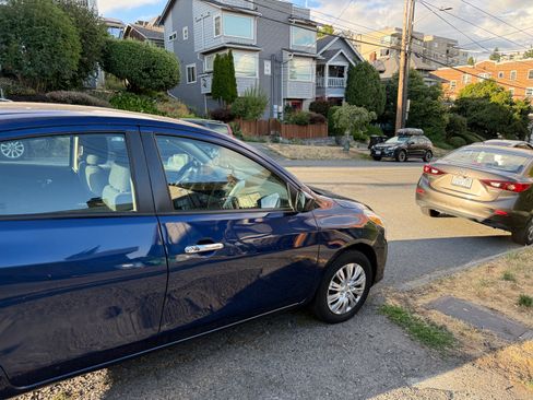 Used 2018 Nissan Versa SV FWD image 4