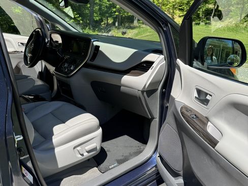 Used 2018 Toyota Sienna XLE FWD image 13