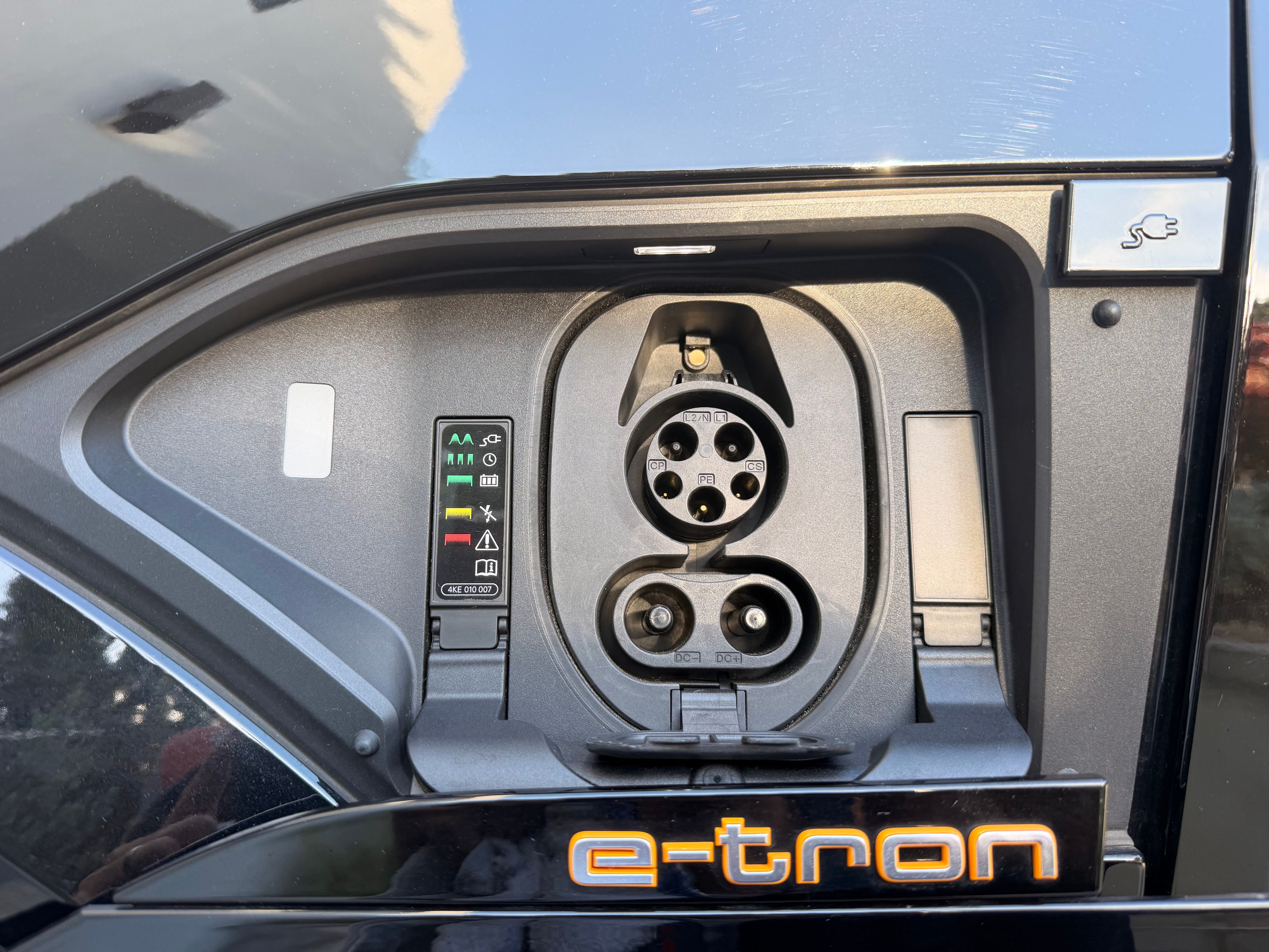 Used 2022 Audi e-tron S Prestige w/ Prestige Package AWD/4WD image 9