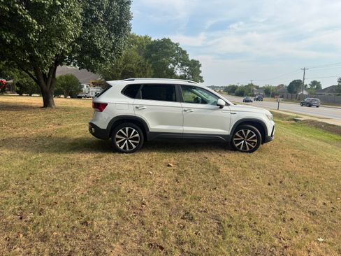 Used 2022 Volkswagen Taos SE FWD image 1