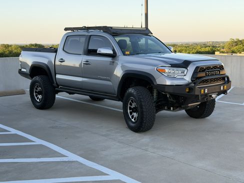 Used 2017 Toyota Tacoma TRD Off-Road AWD/4WD image 17
