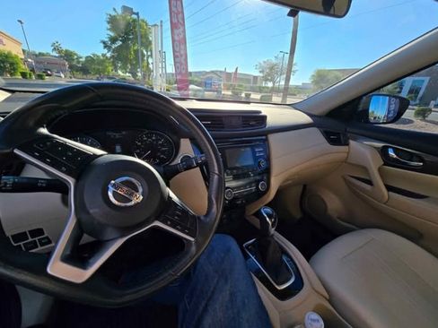 Used 2017 Nissan Rogue SV image 6