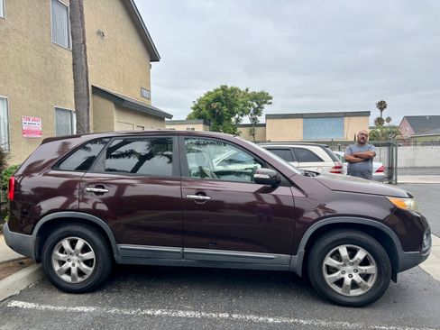Used 2011 Kia Sorento LX w/ Convenience Pkg image 2