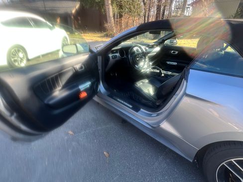 Used 2021 Ford Mustang Premium image 6