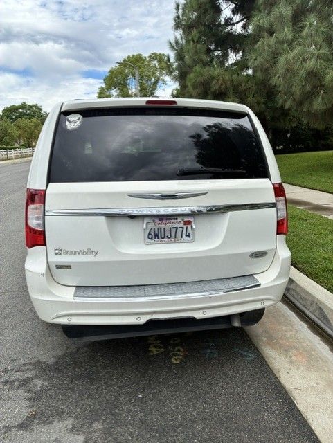 Used 2012 Chrysler Town & Country Touring-L w/ Trailer Tow Group FWD image 9