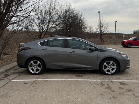 Used 2017 Chevrolet Volt LT w/ Comfort Package image 6