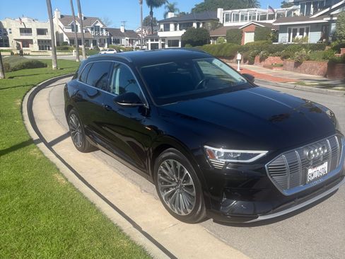Used 2019 Audi e-tron Prestige w/ Prestige Package image 10