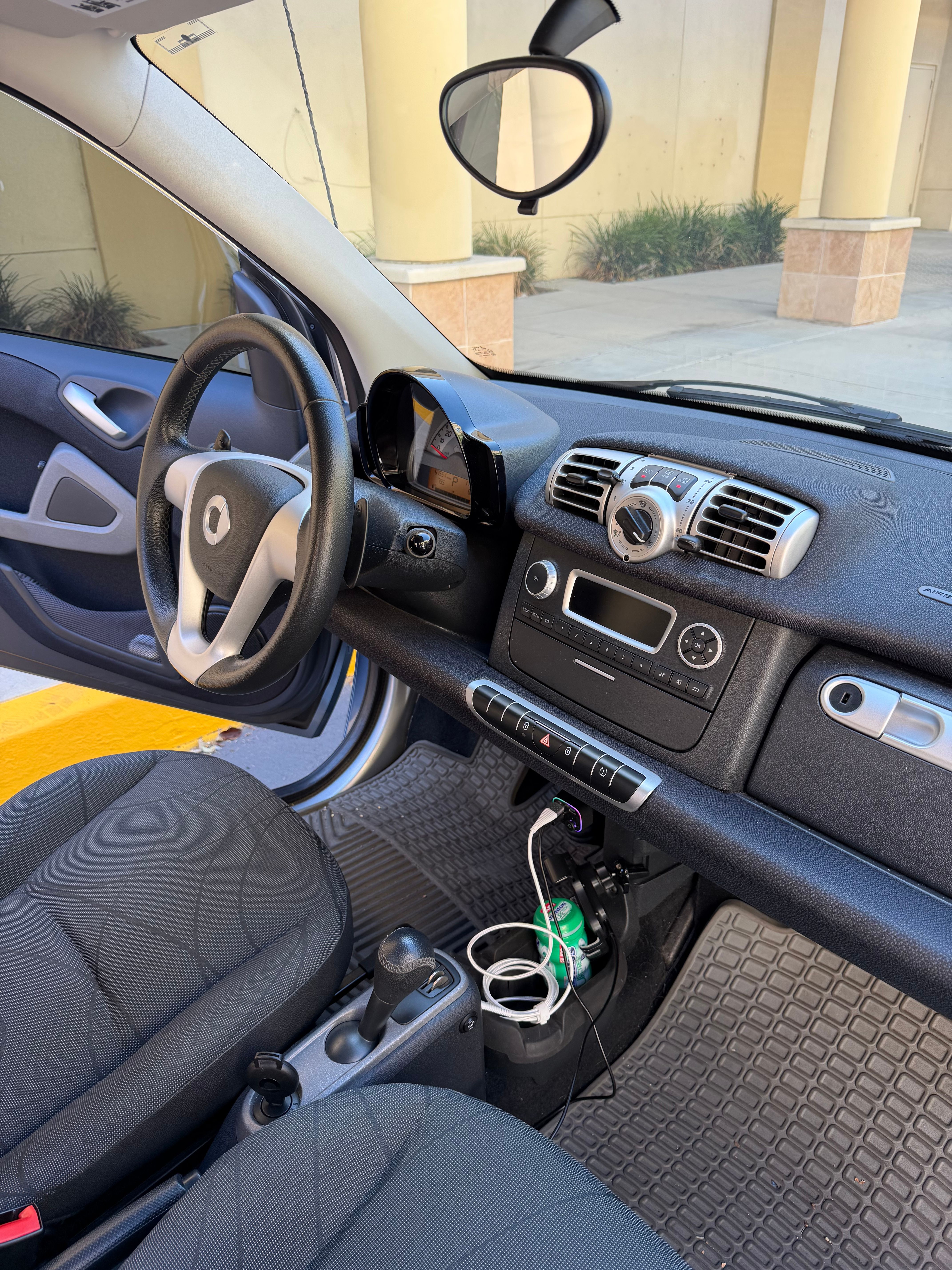 Used 2011 smart fortwo passion RWD image 11