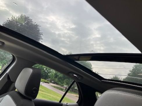 Used 2018 Chevrolet Equinox LT w/ Sun & Infotainment Package FWD image 2