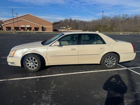 Used 2009 Cadillac DTS image 4