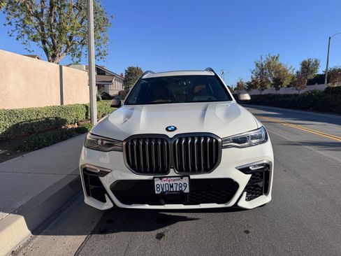 Used 2021 BMW X7 M50i image 1