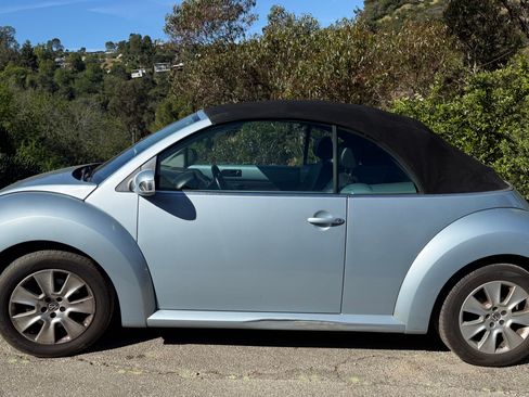 Used 2010 Volkswagen Beetle Convertible image 10