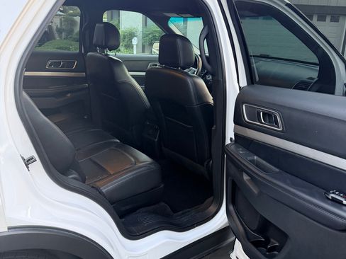 Used 2017 Ford Explorer XLT w/ Equipment Group 202A FWD image 10