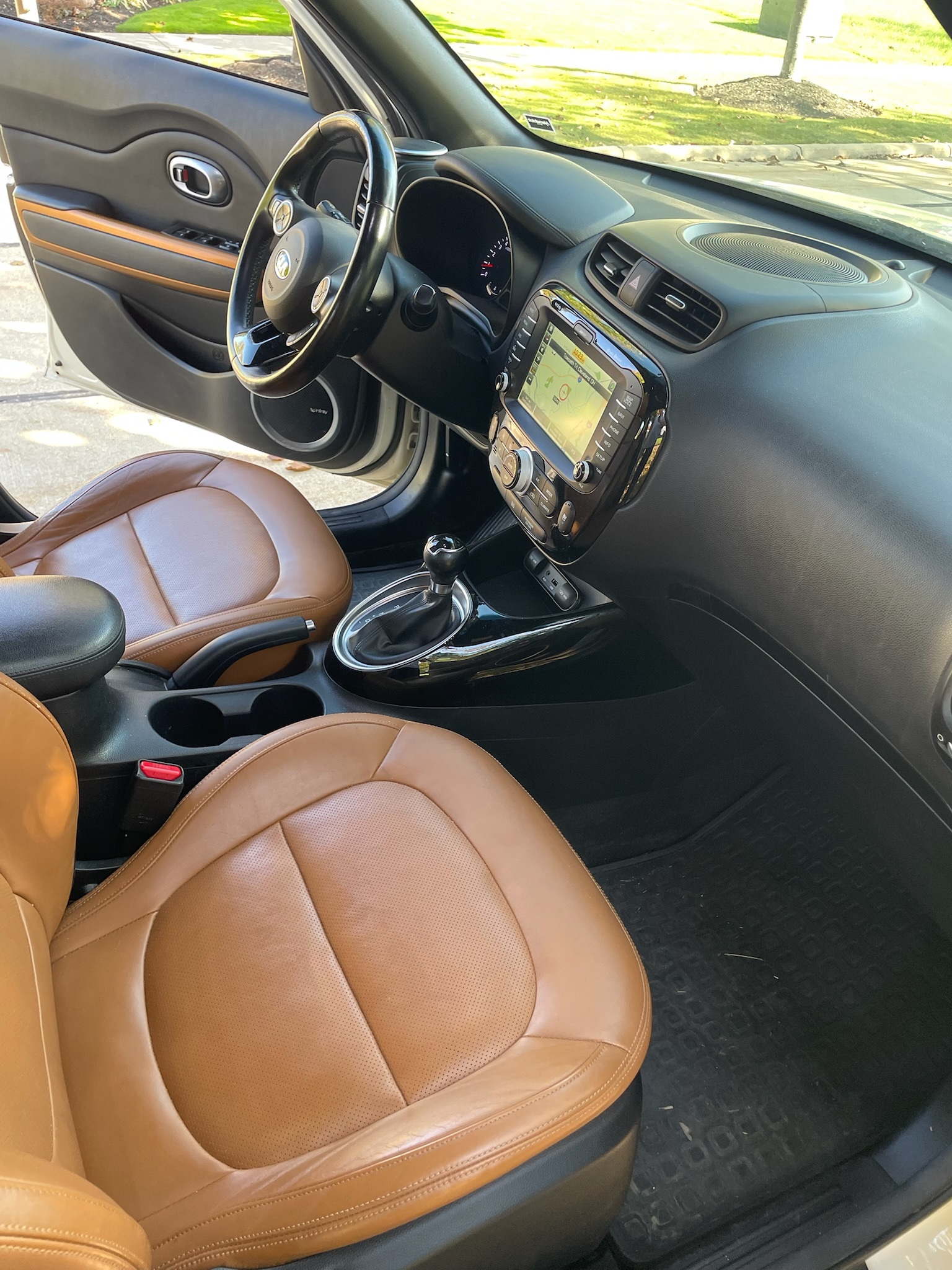 Used 2015 Kia Soul ! w/ Sun & Sound Package FWD image 12