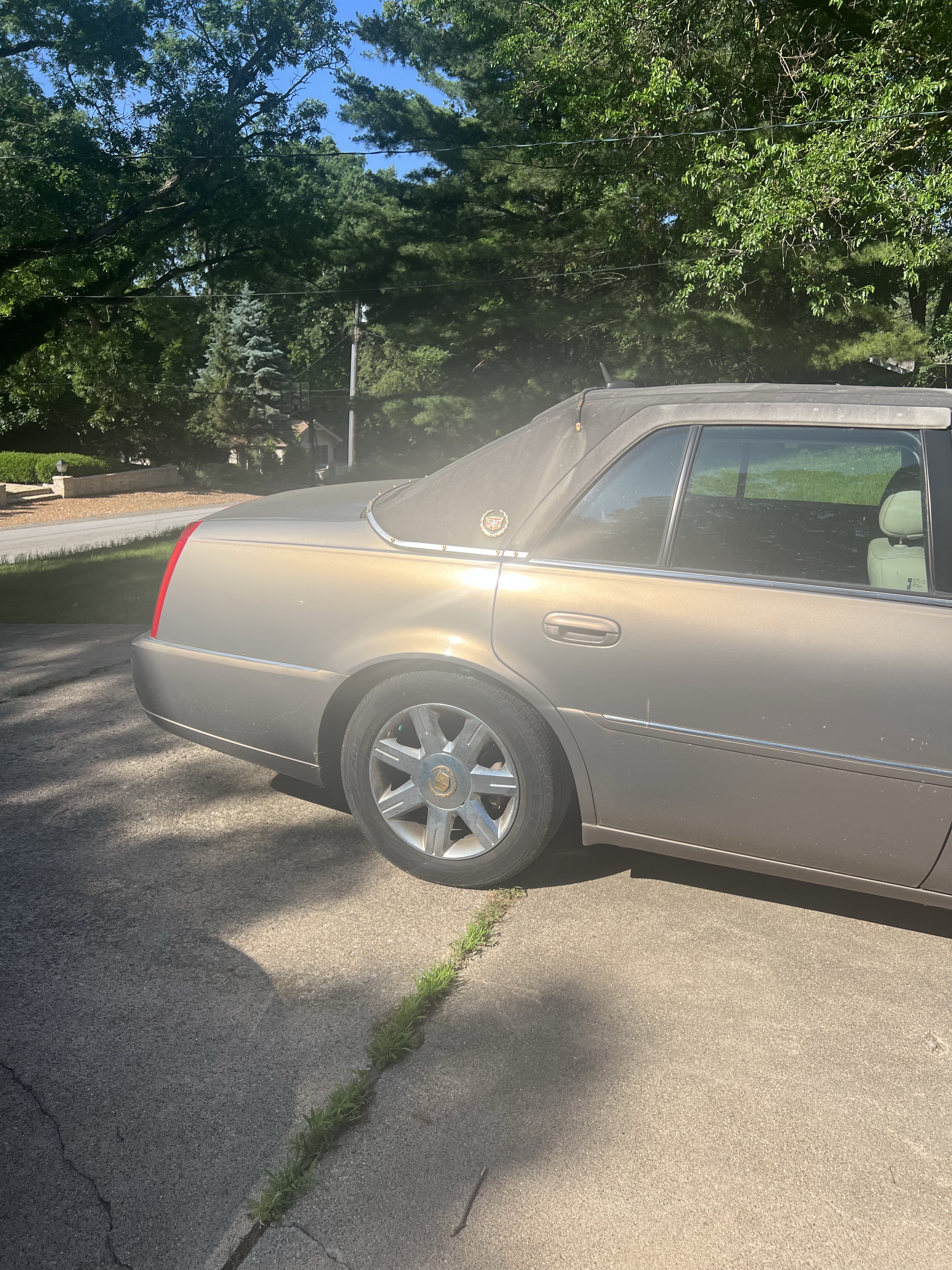 Used 2006 Cadillac DTS w/ Trunk Convenience Package FWD image 1