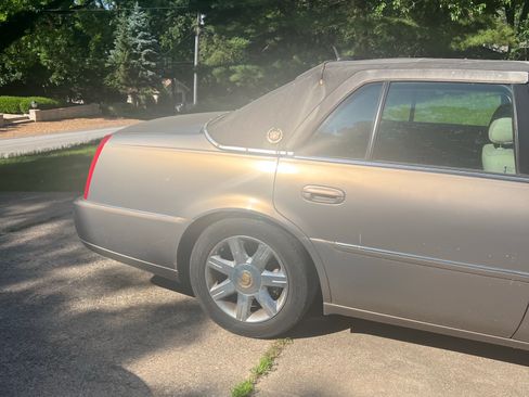 Used 2006 Cadillac DTS w/ Trunk Convenience Package FWD image 1