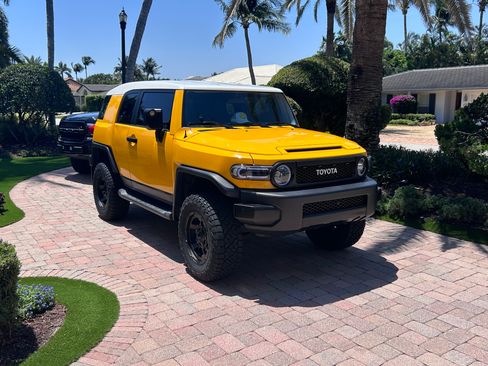 Used 2007 Toyota FJ Cruiser Sport Utility 2D image 1