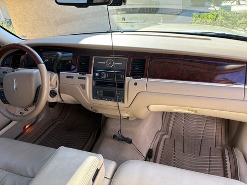 Used 2010 Lincoln Town Car Signature Limited image 9