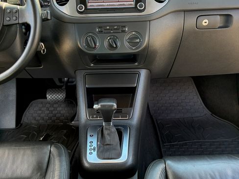 Used 2010 Volkswagen Tiguan SE image 19