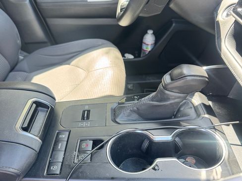 Used 2020 Toyota Highlander L FWD image 17