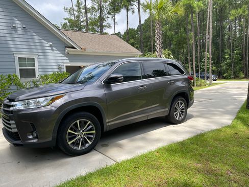 Used 2019 Toyota Highlander XLE image 1