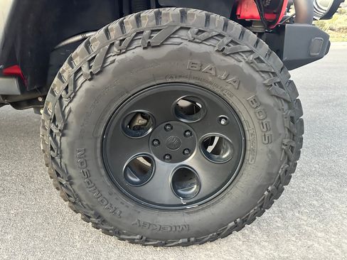 Used 2016 Jeep Wrangler Unlimited Rubicon w/ Connectivity Group image 27