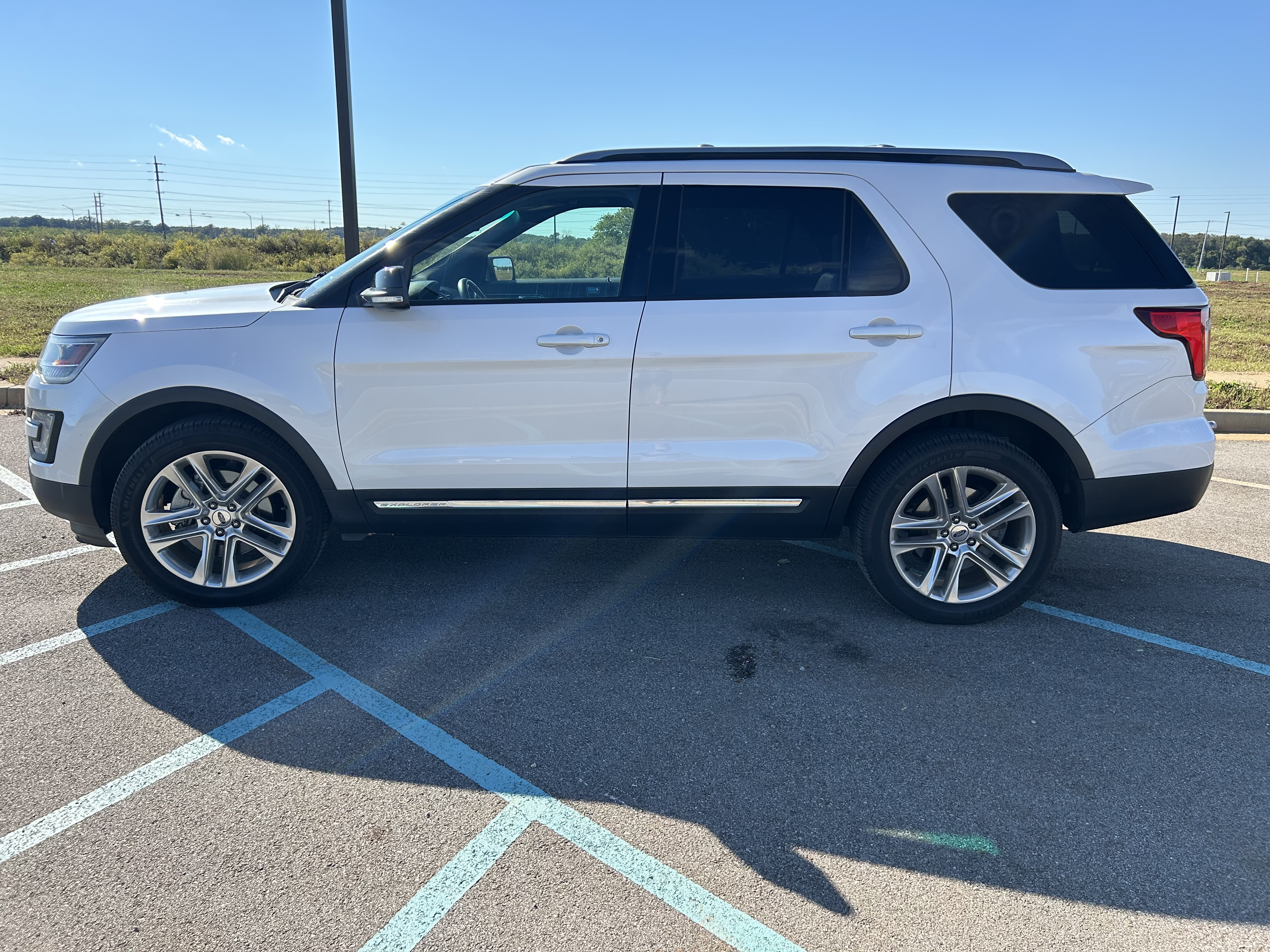 Used 2017 Ford Explorer XLT w/ Equipment Group 202A AWD/4WD image 6