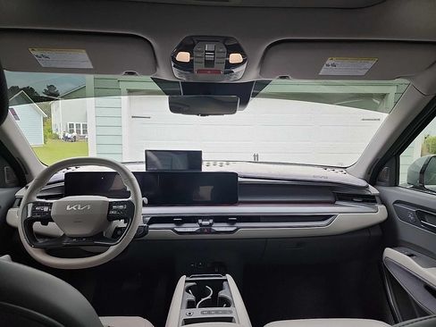 Used 2024 Kia EV9 Land image 2