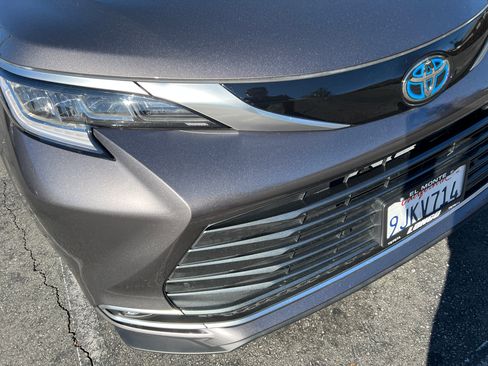 Used 2023 Toyota Sienna Limited image 23