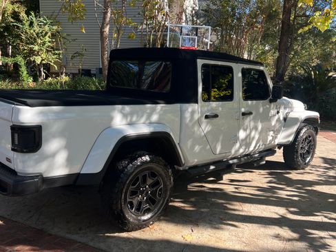 Used 2020 Jeep Gladiator Overland image 2