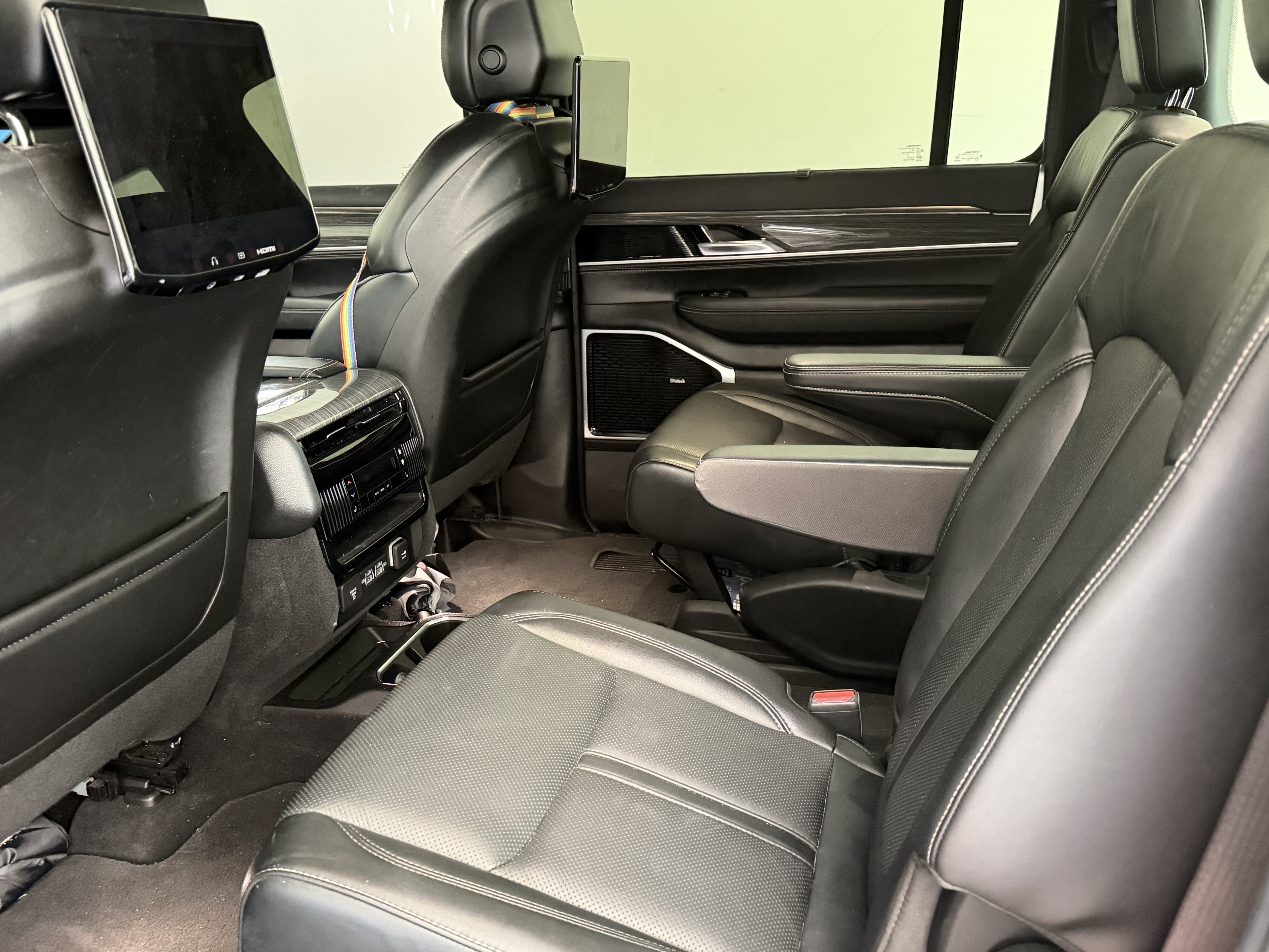 Used 2022 Jeep Wagoneer Series III w/ Premium Group I AWD/4WD image 6