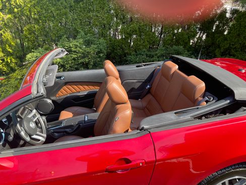 Used 2010 Ford Mustang Convertible image 12