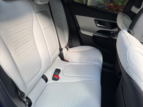 Used 2025 Mercedes-Benz GLC 300 4MATIC image 12