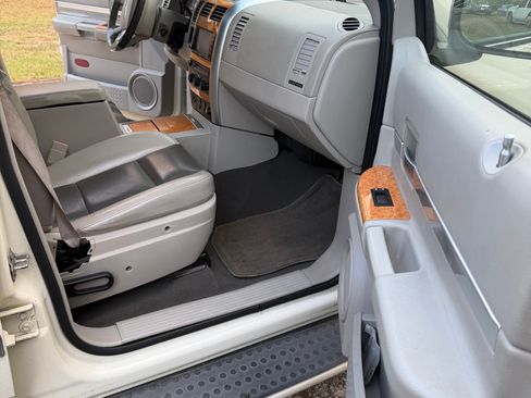 Used 2008 Chrysler Aspen Limited image 11