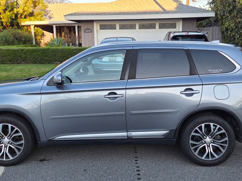 Used 2017 Mitsubishi Outlander SEL image 1