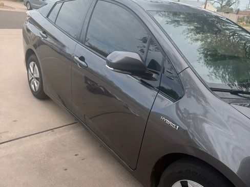 Used 2016 Toyota Prius Three w/ Advanced Technology Package image 2