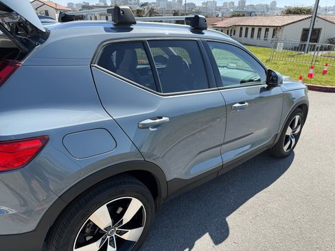 Used 2020 Volvo XC40 T5 Momentum w/ Premium Package image 11