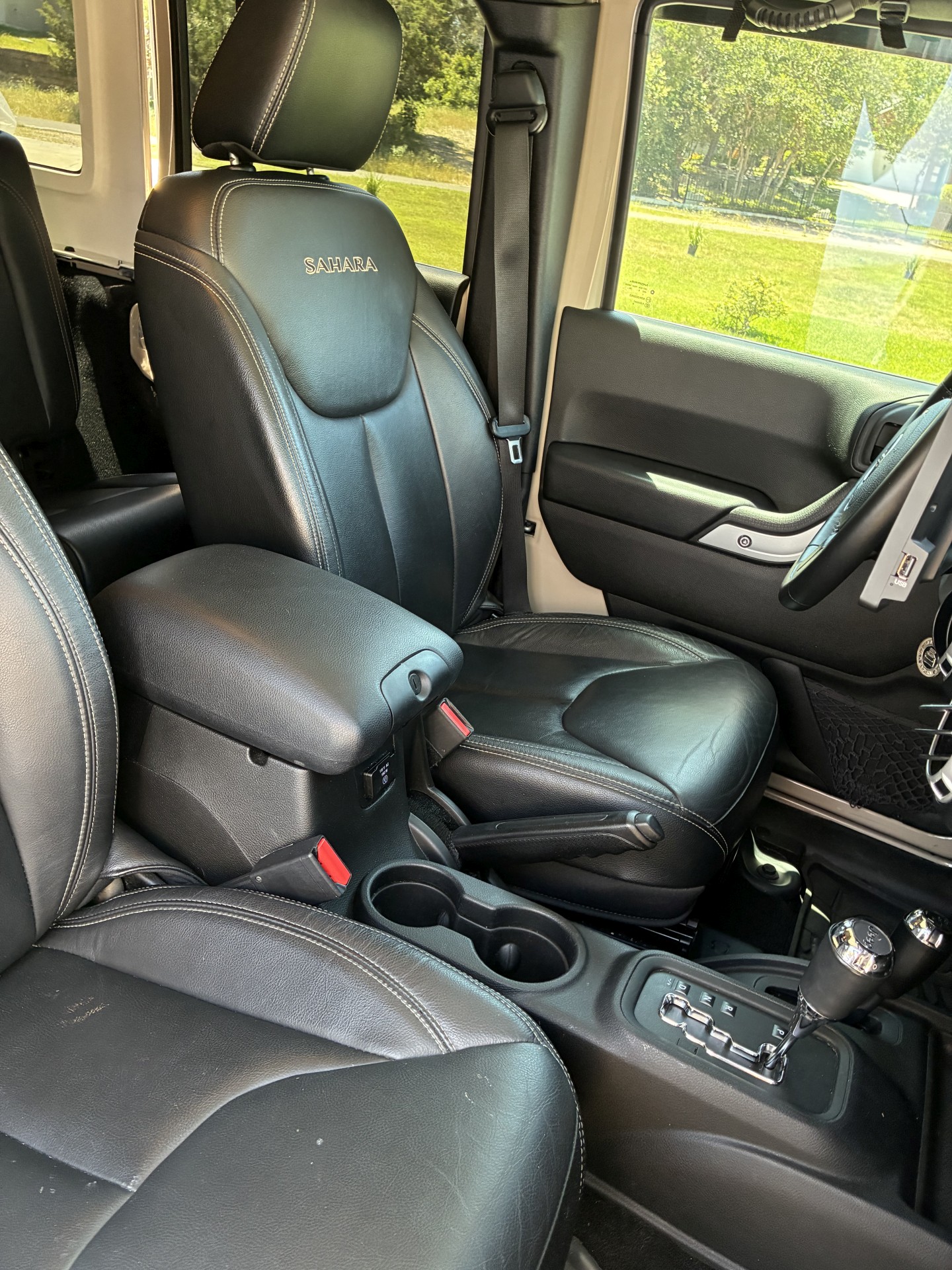 Used 2016 Jeep Wrangler Unlimited Sahara w/ Connectivity Group AWD/4WD image 14