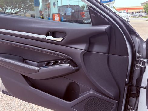 Used 2022 Nissan Altima 2.5 SV w/ SV Premium Package FWD image 9