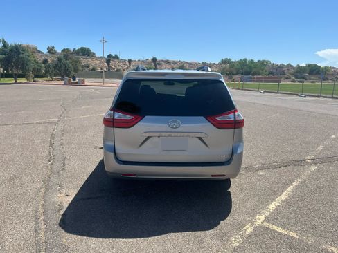 Used 2017 Toyota Sienna XLE FWD image 6